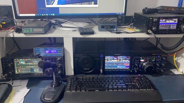 El puesto de radio de EA8AO con transceptores